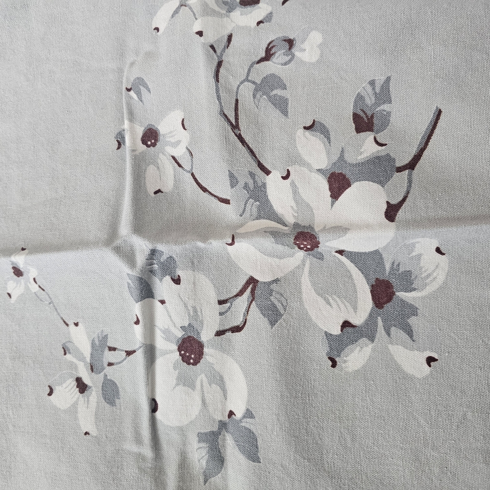 Floral Patterned table cloth and matching napkins (4)